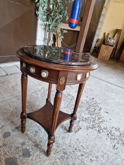 Страхотна антикварна френска дървена масичка с мраморен плот