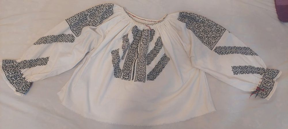 Ie autentică Bucovina, cusută manual, colecție excepțională,120 de ani