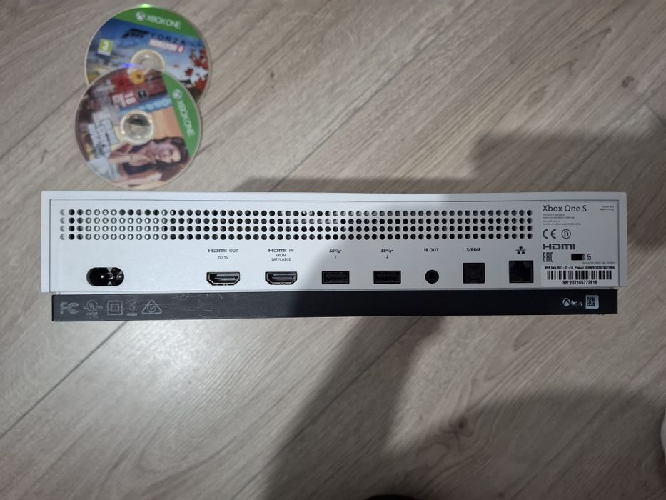 Vând consola xbox One s