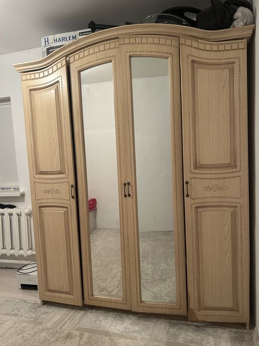Продаётся шкаф. Цена — 10 000 тенге.