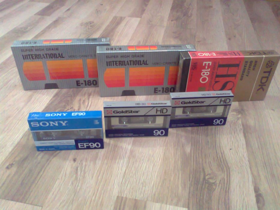 продается новые запечатанные аудио и видео кассеты.