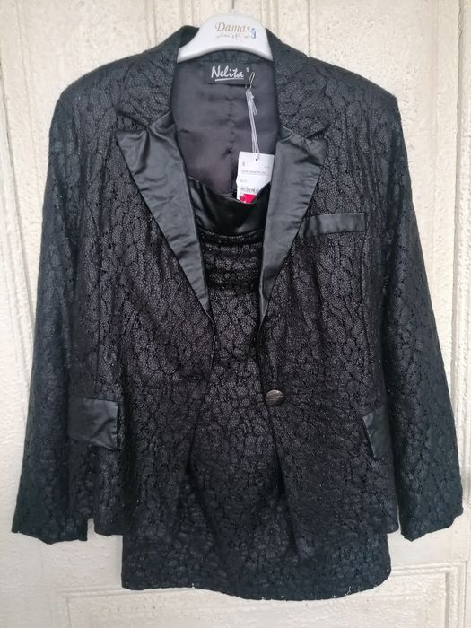 Красив костюм от дантела и кожа