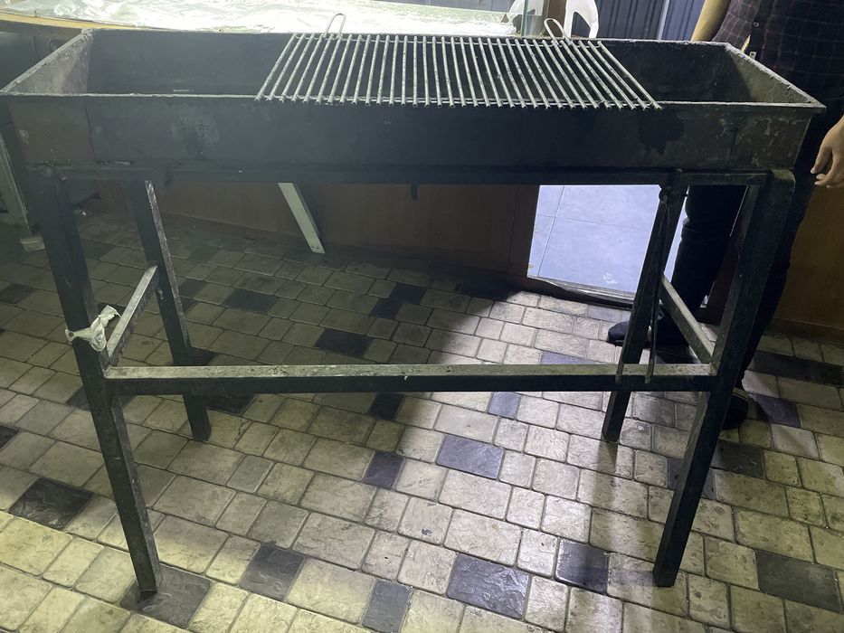 Мангал 1.30*0.40 размери устида 2 та сеткаси хам бор