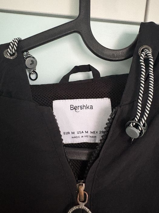 Преходно яке с качулка Bershka
