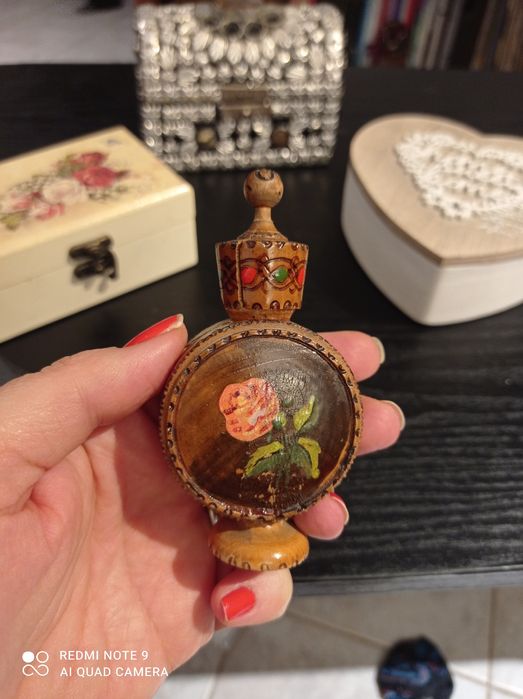 3 cutii bijuterii și flacon parfum