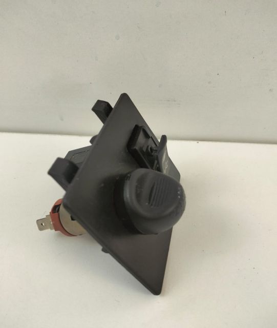 Priza Auxiliar 5891505020 Toyota Avensis a 3-a generatie T27 (facelif