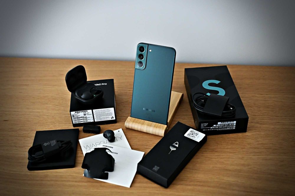Комплект SAMSUNG S22+ със слушалки - в неразличимо от ново състояние