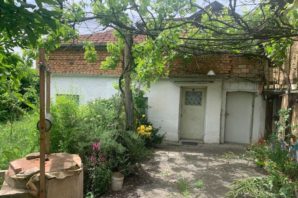 Продавам къща в гр.Карлово,кв.Сушица