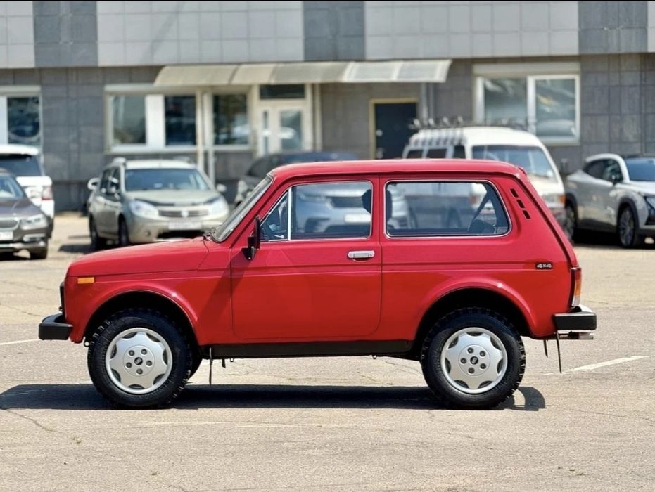 Автомобиль внедорожник Нива 4х4 2121