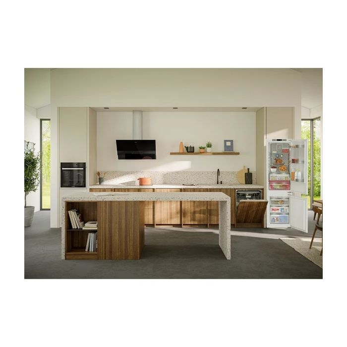 Нов инверторен хладилник с фризер Grundig GKNI 25740 N 177 см