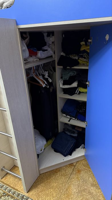 Кровать-чердак со столом и лестницей с ящиками