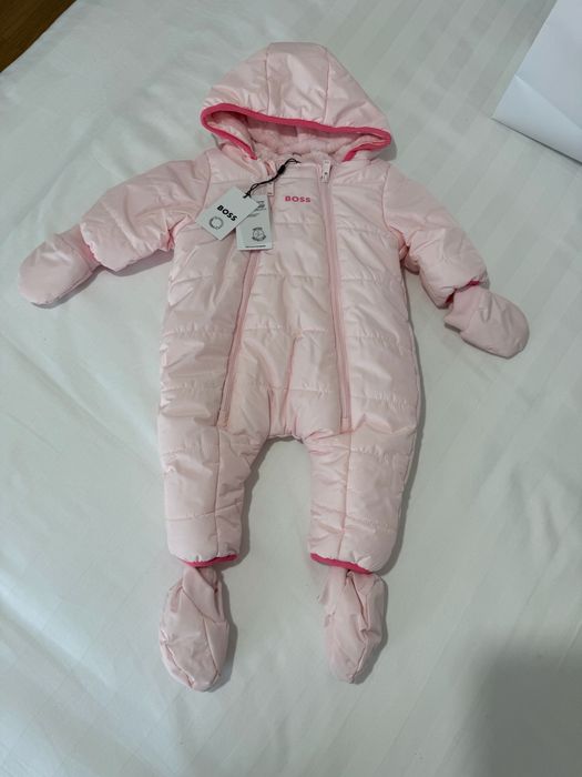 Vand combinezon Boss nou marimea 60 cm 3 luni
