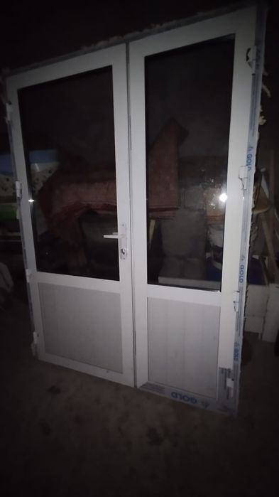 Дверь алюминиевая новая