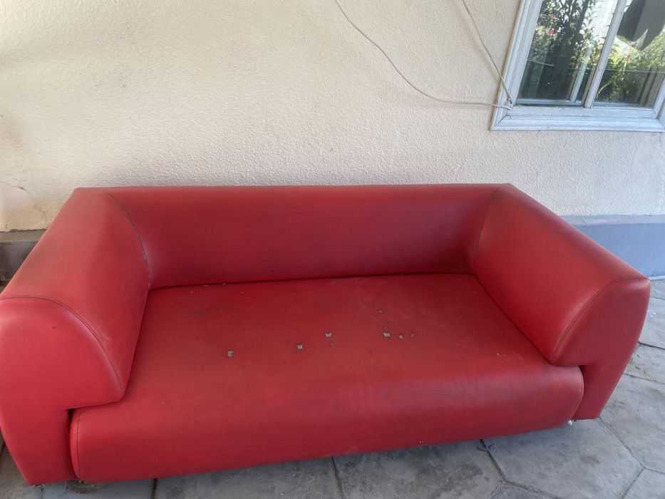 Диван кожанный красного цвета