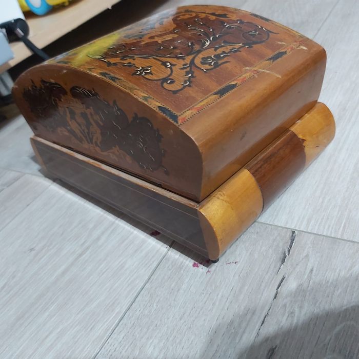 Cutie muzicală veche