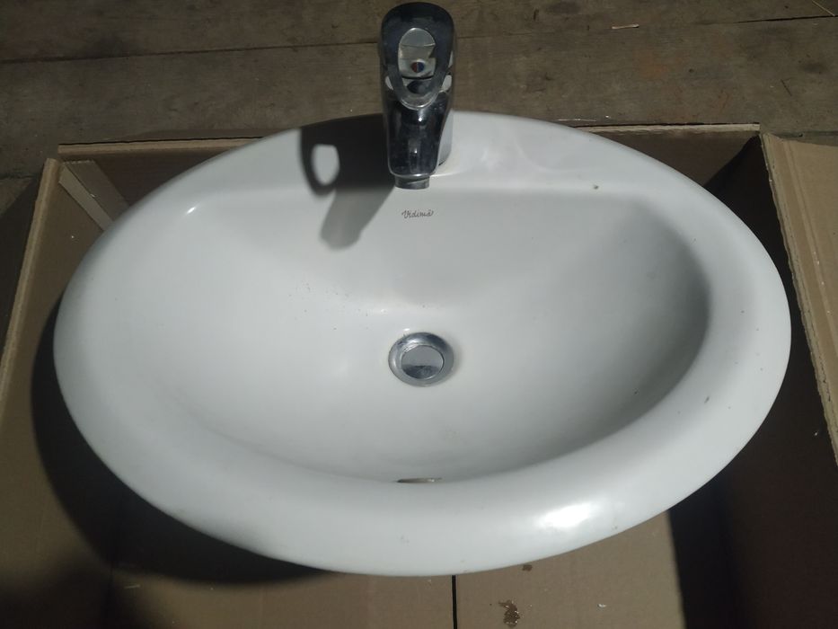 Керамична мивка със смесител