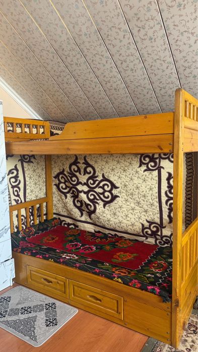 Двухэтажный кровать.Таза ағаштан жасалған.Жырық жок .Жағдайы жақсы