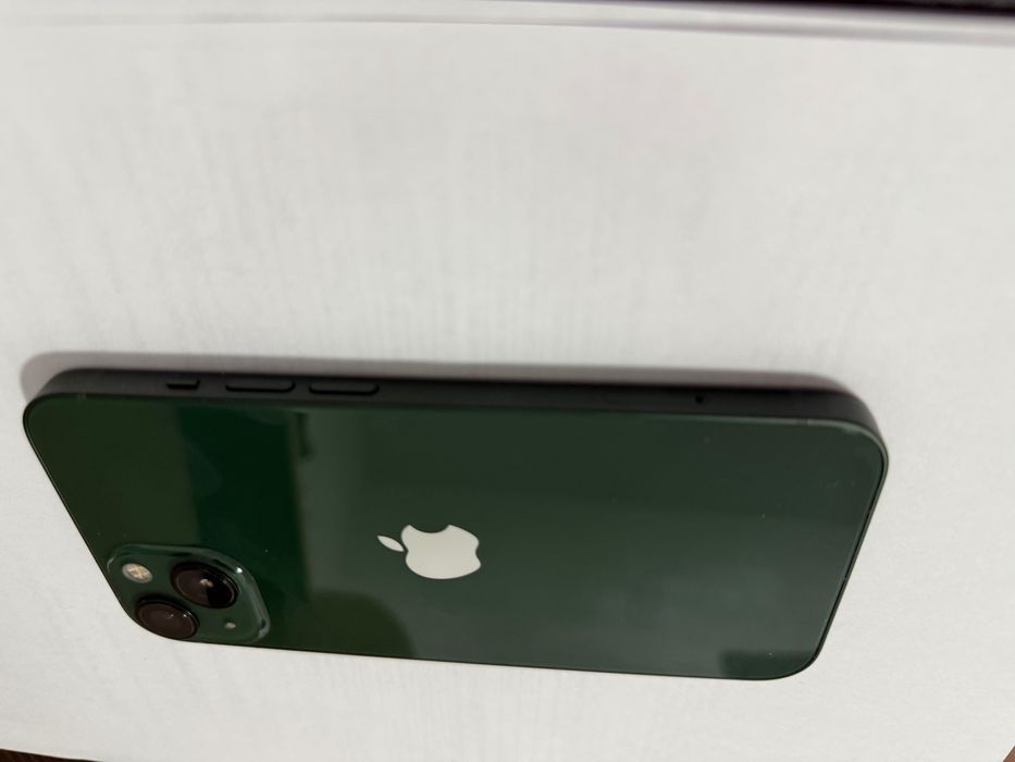 iPhone 13. Зеленый