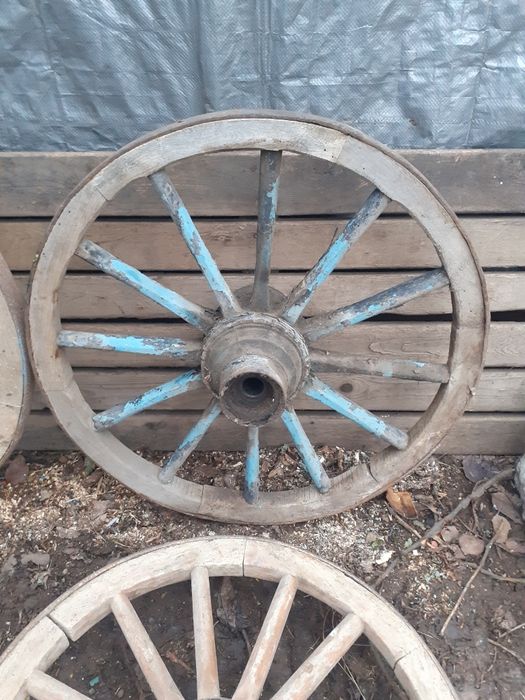 Колела от дървена каруца.