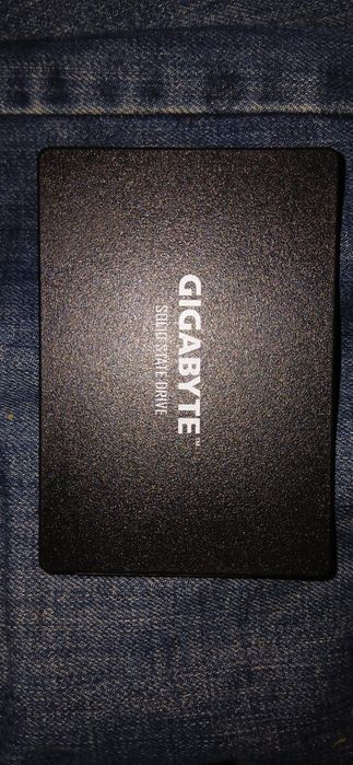 Продаю срочно ssd жесткий диск