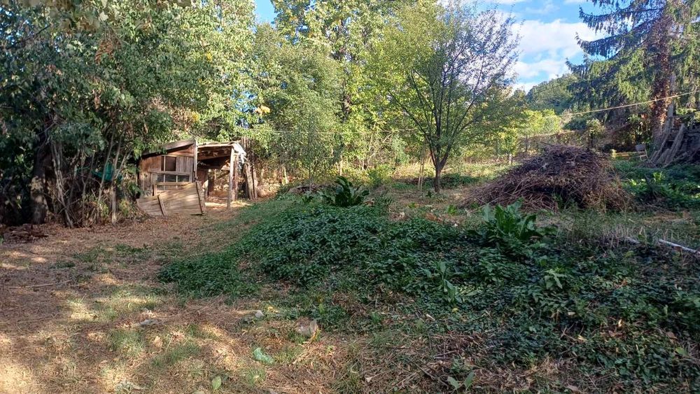 Продава се къща с дворно място