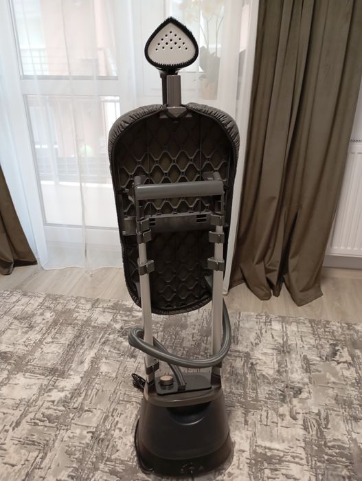 Aparat de călcat vertical cu abur cu suport seria 3000