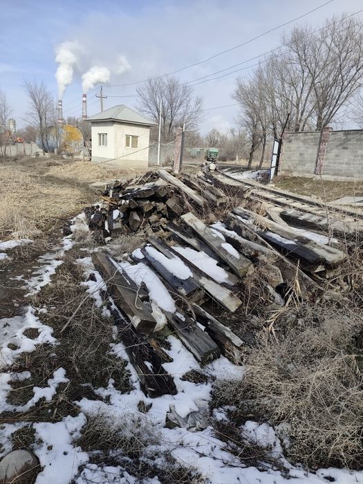 Дрова, шпалы, старые, даром.