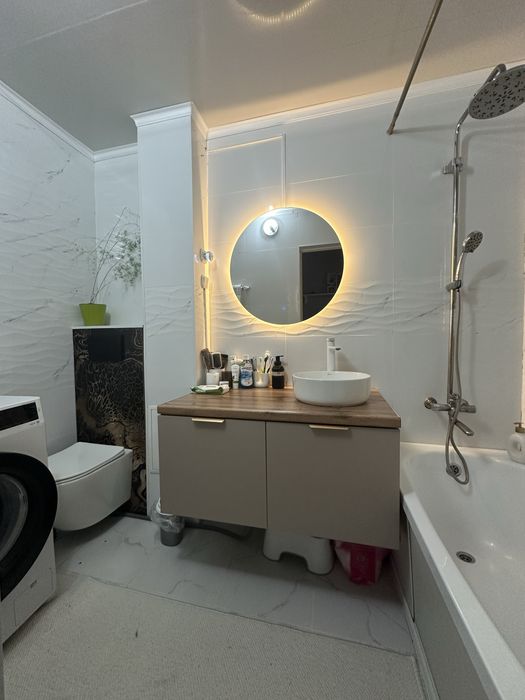 Продам раковину с полкой и сместителем.