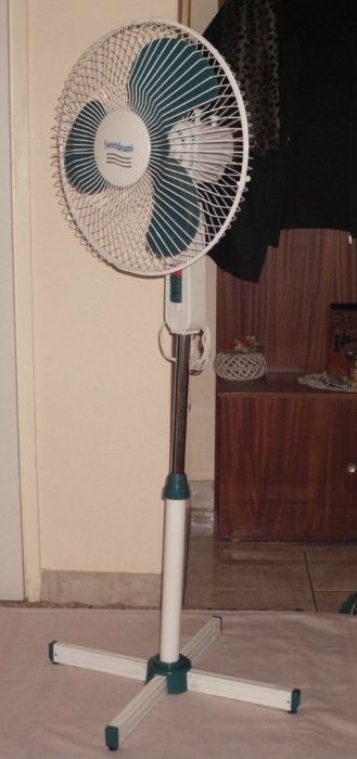 Vand ventilator de camera cu picior