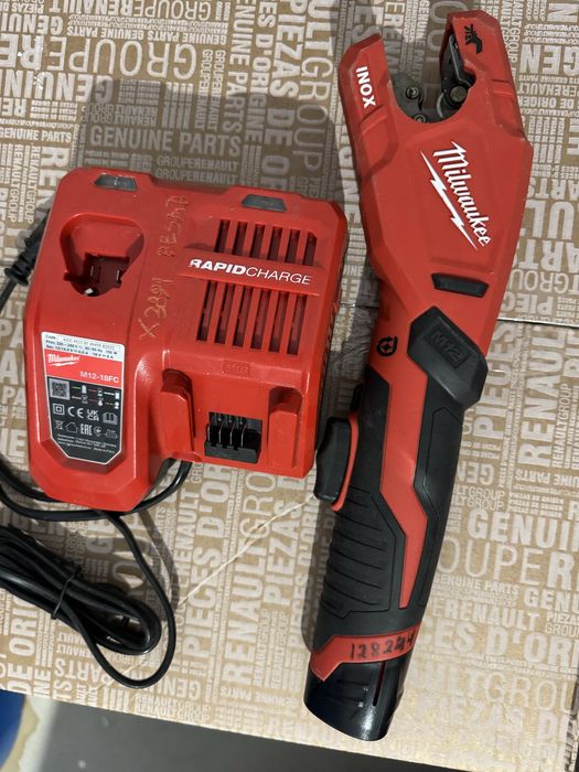 Vând tăietor de țevi inox Milwaukee M12 PCSS pachet complet