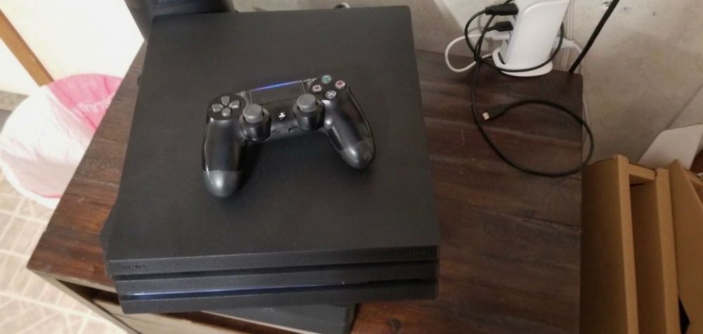 Lg tv 43 inch Lcd with ps4 pro2 controllers both in fine condition