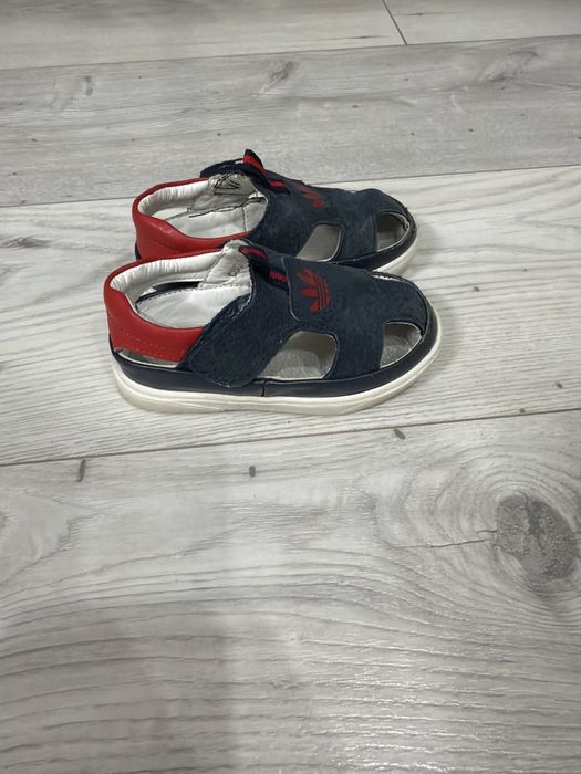 Продам сандалики