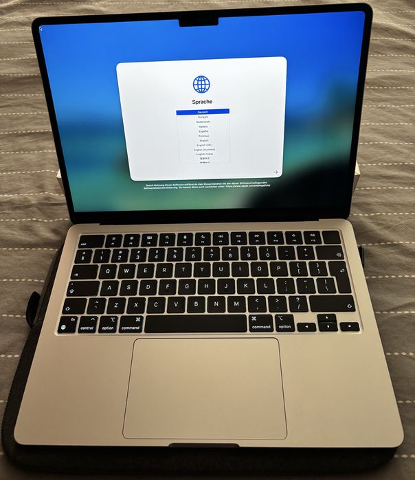 Apple Macbook Air 13.6" M3 256 GB  16GB RAM Silver с оригинални адаптер и кабел за зареждане + подарък чантичка