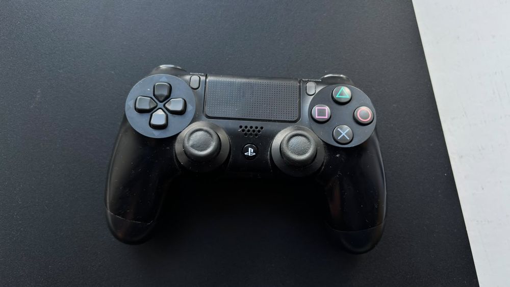 PlayStation 4 Pro 1TB (CUH-7108B) + 2 геймпада + Два кабеля + 3 игры