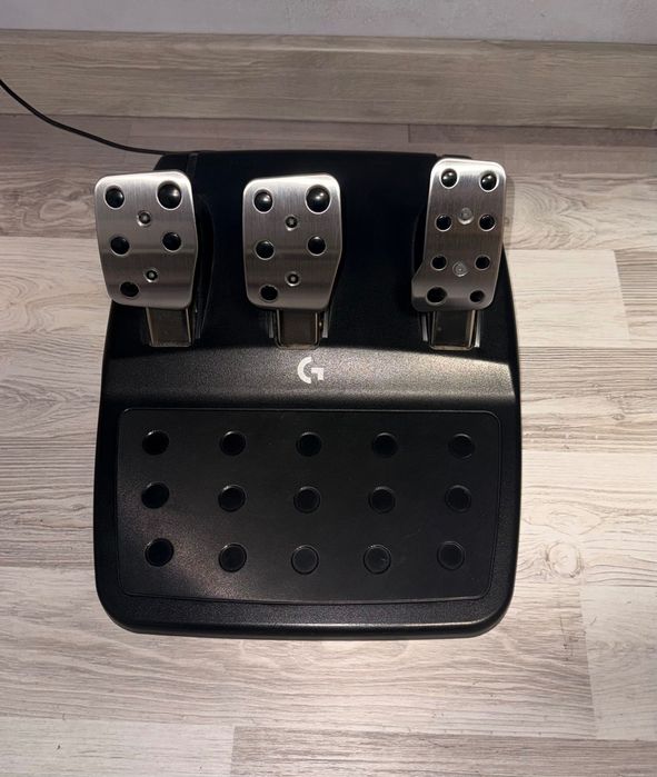 Logitech G923 – перфектно състояние, пълен комплект, с кутия