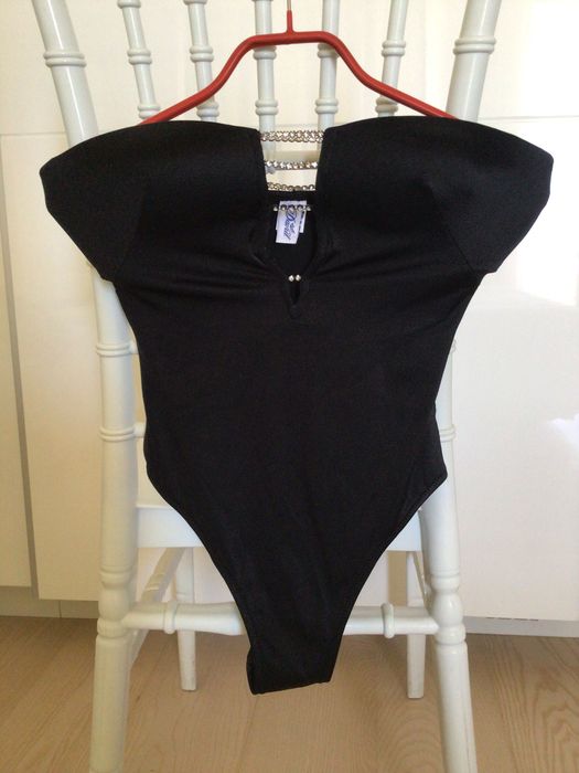 Дамски бански костюм от една част. Тип бандо.