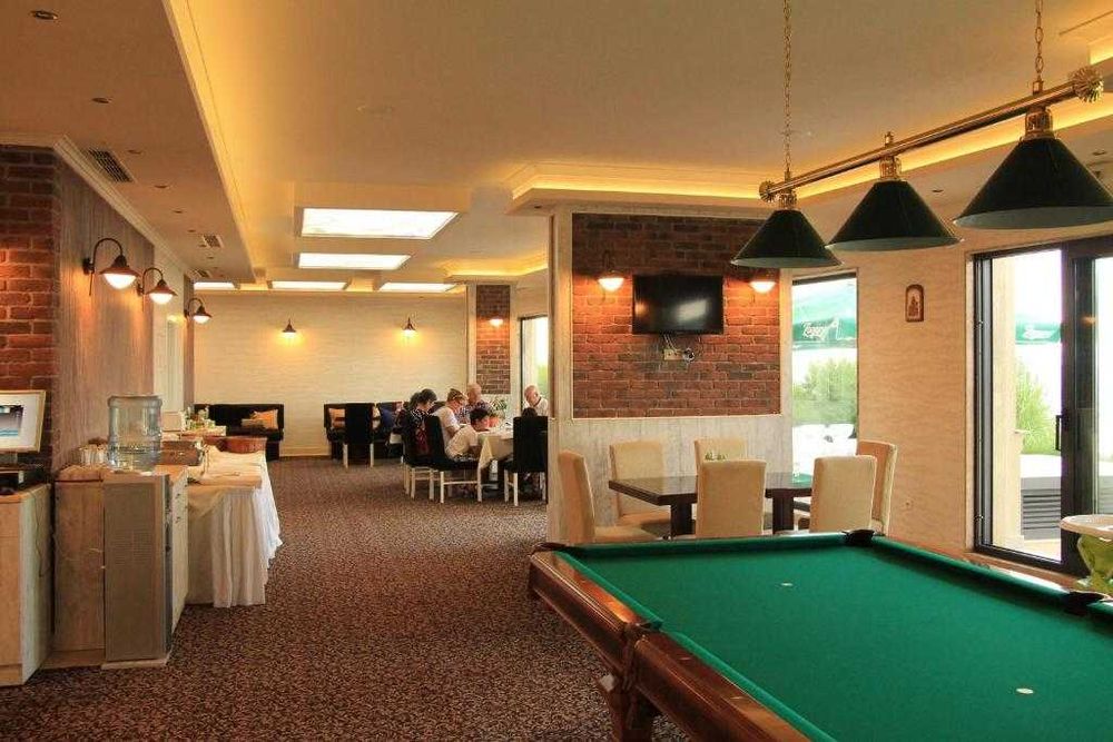 Дава се под наем Заведение в Поморие - 654 кв.м за 34911.54 € - Снимка #2