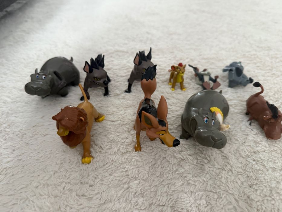 Vând figurine Regele Leu