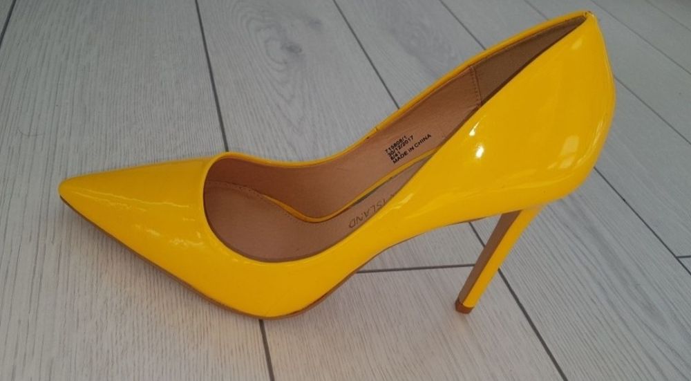 Pantofi cu toc și pantofi casual