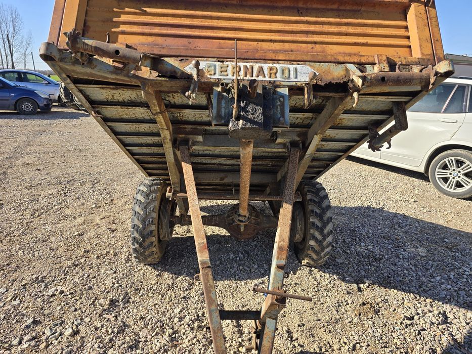 Remorca agricola cu tracțiune Bernardi.