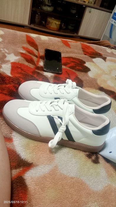 Продам кроссовки новые за 3500