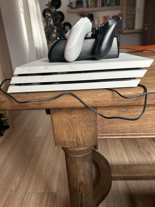 PlayStation 4 Pro + 10 jocuri + 2 controllere – stare foarte bună