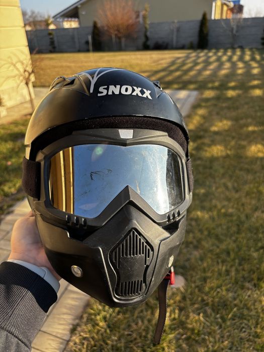 Vand casca si skiuri