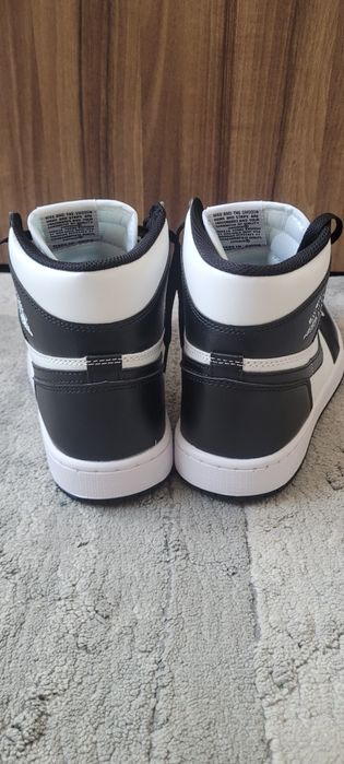 Vand J1 black and white