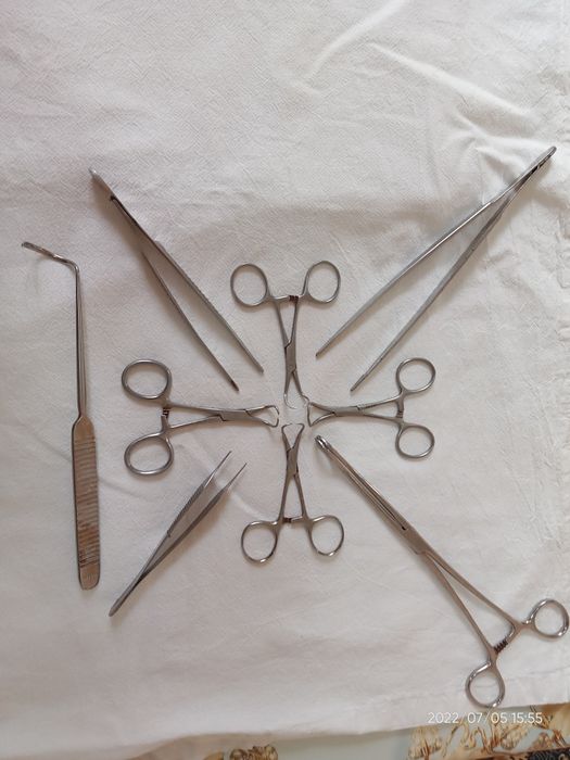 Meditsinskiy qaychi pinsetla