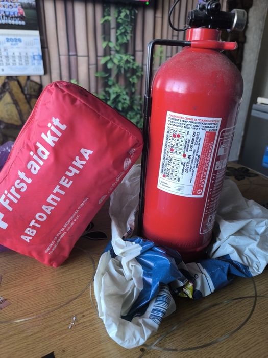 Продавам пожарогасител и аптечка за кола
