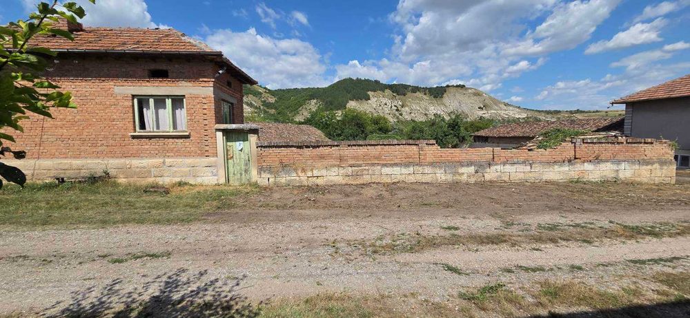 Къща с жилищна пристройка, равен двор и стопански постройки в с. Острица