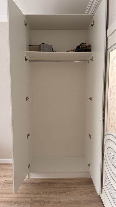 Шкаф платяной белый