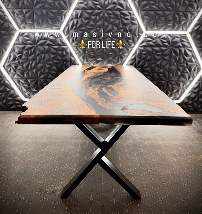 Трапезна маса от естествено дърво и епоксидна смола.