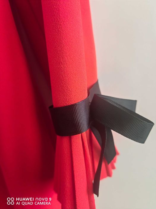 Елегантна рокля в червен цвят.